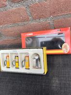 CORGI 31904 SHELL PETROL PUMP & ATTENDANT SET …… 25,-, Ophalen of Verzenden, Zo goed als nieuw, Auto