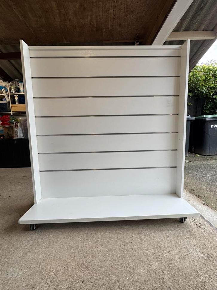 Lamellenwand/displaywand/middenunit op wielen,wit,2,5 jr oud, Huis en Inrichting, Kasten | Overige, Gebruikt, Ophalen