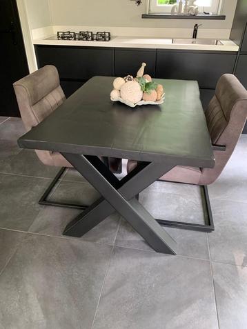 Eettafel met 2 stoelen