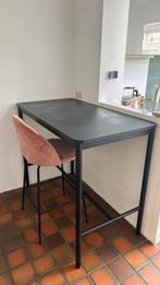 Ikea bartafel TOMMAYD zwart met merkloze roze kruk, Huis en Inrichting, Barren, Ophalen, Gebruikt, Inclusief barstoelen