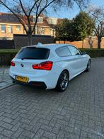 BMW 1-Serie M Sport 1.5 118I 3DR AUT 2016 Wit, Auto's, BMW, 1290 kg, 4 stoelen, Wit, Overige kleuren