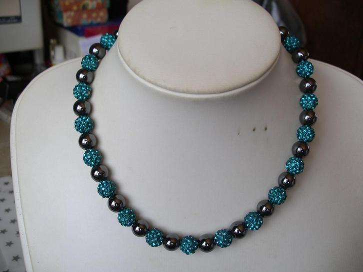 Een mooie Hematiet met Turquoise Strass Bollen ketting, Sieraden, Tassen en Uiterlijk, Antieke sieraden, Ketting, Overige materialen