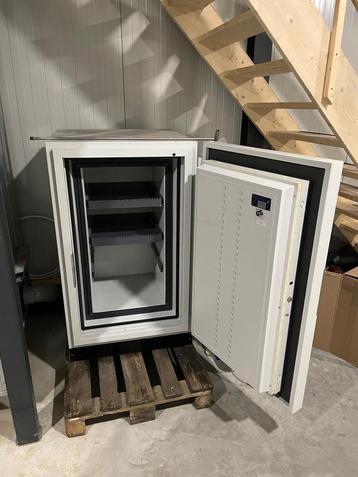 Grote kluis/ sterke brandwerende kluis beschikbaar voor biedingen