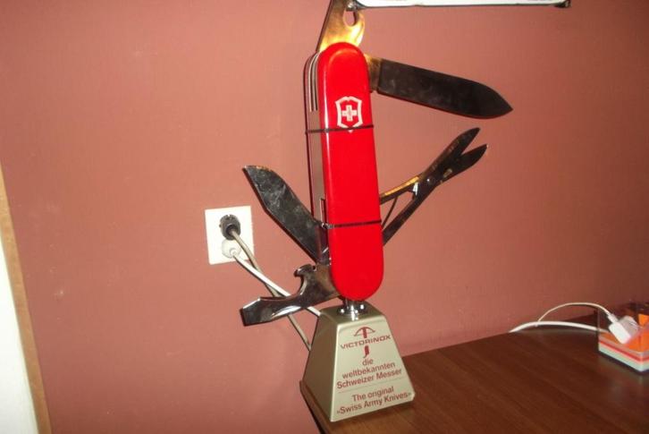 Oud VICTORINOX ZWITSERS  leger  messen  etalage display, Verzamelen, Merken en Reclamevoorwerpen, Gebruikt, Reclamebord, Ophalen of Verzenden