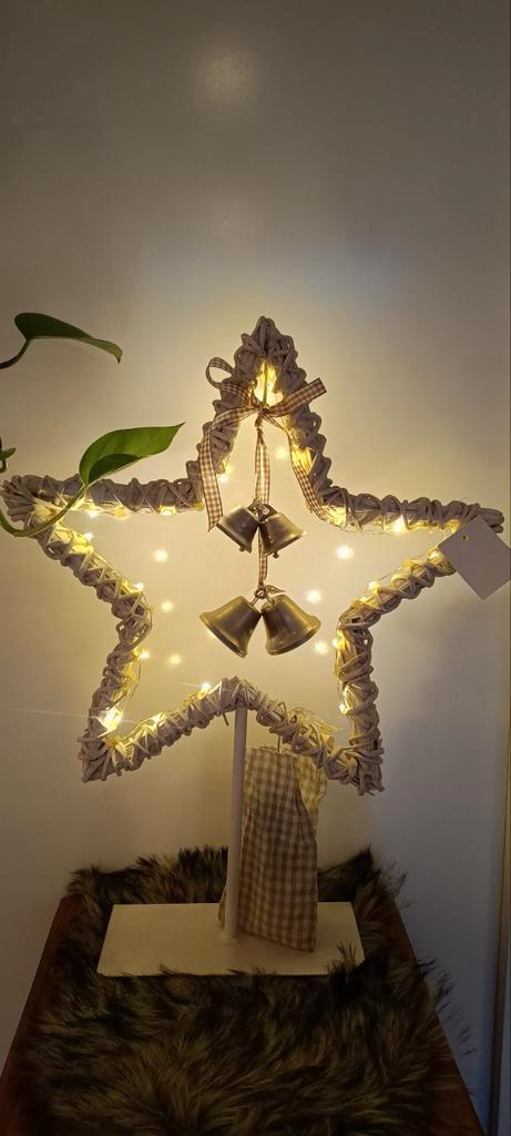Nieuw: Rotan kerstster op standaard met belletjes, Intratuin, Diversen, Kerst, Ophalen of Verzenden