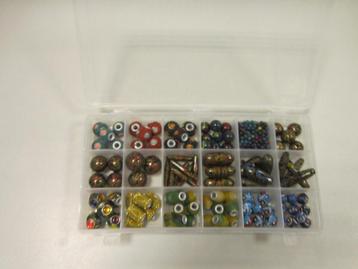 Kralendoos met een mix van kralen in div. kleuren beschikbaar voor biedingen