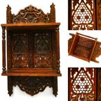 Een houtgesneden wandkastje / console met 2 plateau's rek, Ophalen of Verzenden