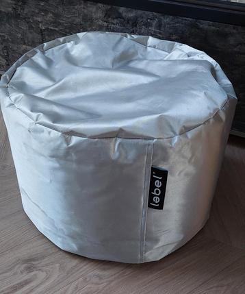 Zilveren poef beschikbaar voor biedingen