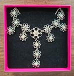 Unieke feestelijke strassketting in luxe geschenk verpakking, Ophalen, Zo goed als nieuw