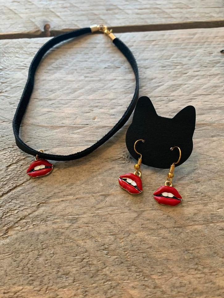 Lips, Sieraden, Tassen en Uiterlijk, Oorbellen, Nieuw, Hangers, Overige materialen, Rood, Ophalen of Verzenden