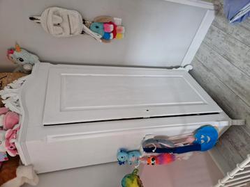 Zuper mooie oude brocante kledingkast  beschikbaar voor biedingen