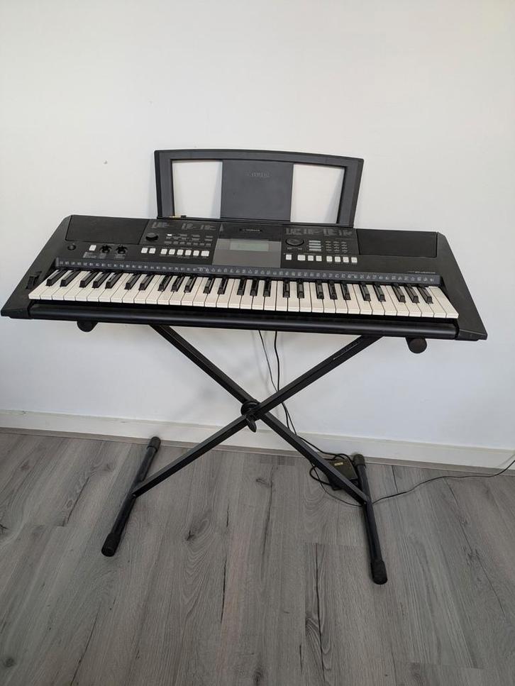 Yamaha Keyboard met Standaard, Pedaal & Adapter, Muziek en Instrumenten, Keyboards, Gebruikt, 61 toetsen, Yamaha, Met standaard