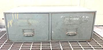 Metalen ladekast 2 laden. beschikbaar voor biedingen