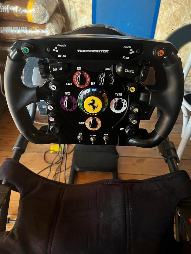 Playseat met Thrustmaster T300 Ferrari F1 Stuur, Spelcomputers en Games, Spelcomputers | Sony PlayStation Consoles | Accessoires
