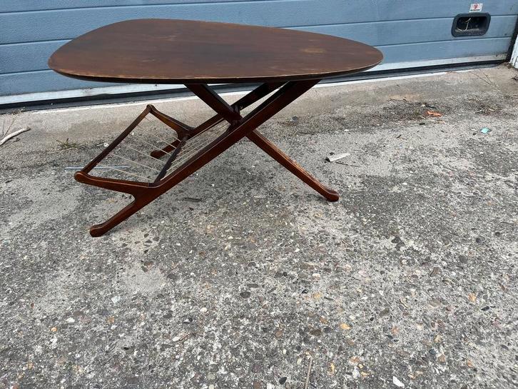 Retro jaren 50-60 salontafel ovaal bijzettafel krantenbak, Verzamelen, Retro, Huis en Inrichting, Ophalen of Verzenden