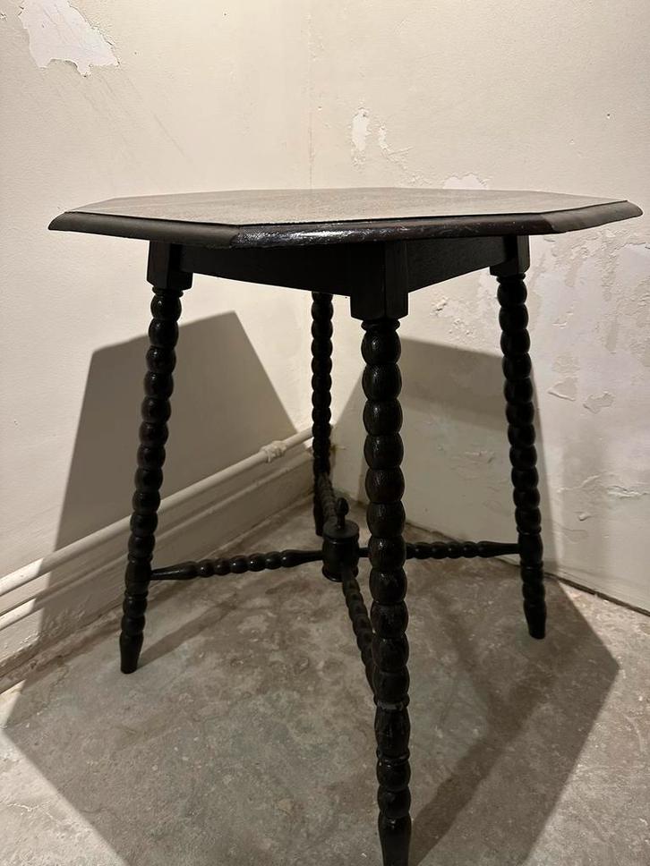 Antieke hoektafel met bolpoten, Antiek en Kunst, Antiek | Woonaccessoires, Ophalen of Verzenden