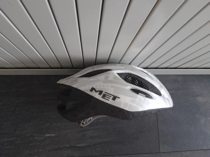 MET helm.Racefiets / Wielren helm.Cycling helmet.Size 54-61, Fietsen en Brommers, Fietsaccessoires | Fietshelmen, Gebruikt, Heer of Dame