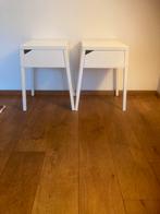 2 witte nachtkastjes met een la (Ikea)., Huis en Inrichting, Slaapkamer | Nachtkastjes, Ophalen, Zo goed als nieuw, Metaal of Aluminium