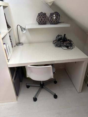 Ikea bureau met bijhorende kast