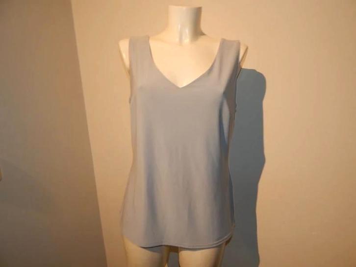 Joseph Ribkoff muis grijze stretch top v hals doorlopend 40, Kleding | Dames, Tops, Zo goed als nieuw, Maat 38/40 (M), Grijs, Zonder mouw