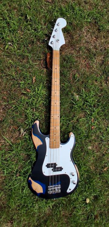 Bas gitaar met tas en band beschikbaar voor biedingen