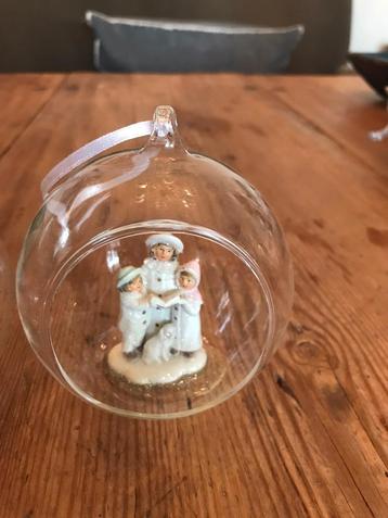 Kerst. Figuurtjes in bol. beschikbaar voor biedingen