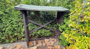 Houtopslag voor in de tuin, met dakje (zonder hout) beschikbaar voor biedingen