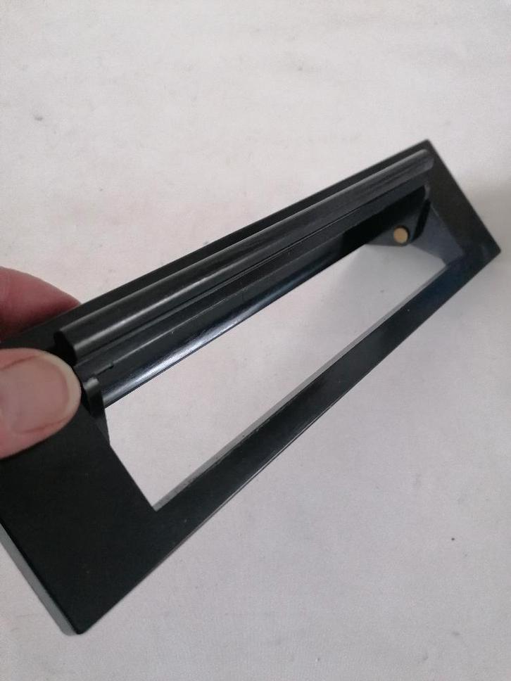 antieke bakkelieten brievenbus klep merk NEDAP 24x7,5 cm, Antiek en Kunst, Antiek | Overige Antiek, Ophalen of Verzenden