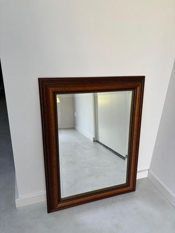 Vintage geslepen spiegel met houten lijst beschikbaar voor biedingen