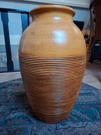 Grote zware keramiek vaas 48 cm, okerkleurig met reliëf., Ophalen, Overige kleuren, Aardewerk of Porselein, Zo goed als nieuw