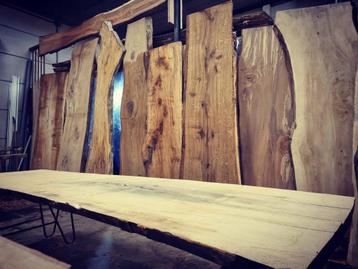Boomstam hout tafels en planken beschikbaar voor biedingen
