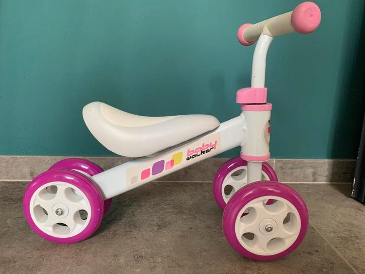 Loopfiets met 4 wielen, Kinderen en Baby's, Speelgoed | Buiten | Voertuigen en Loopfietsen, Zo goed als nieuw, Loopfiets, Ophalen of Verzenden