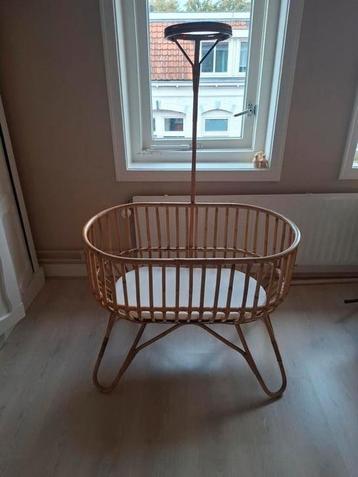 Baby wiegje van riet / rotan. beschikbaar voor biedingen