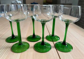 6 Elzas wijnglazen op groene voet en steel VINTAGE beschikbaar voor biedingen