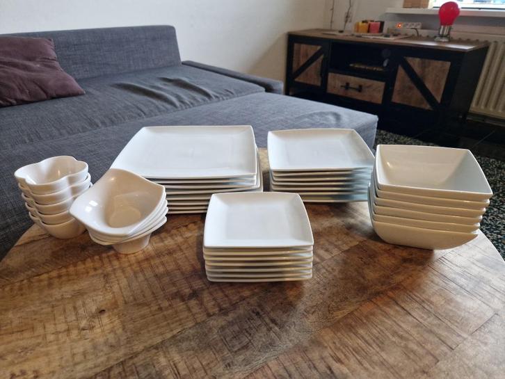 Witte uitgebreide servies set in zeer nette staat!, Huis en Inrichting, Keuken | Servies, Zo goed als nieuw, Compleet servies