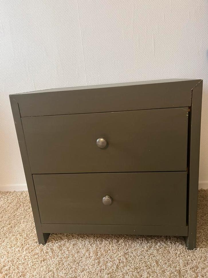 Stevig houten nachtkastje, Huis en Inrichting, Slaapkamer | Nachtkastjes, Zo goed als nieuw, Minder dan 45 cm, Ophalen