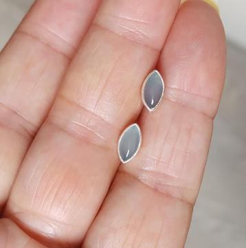 925 zilveren oorstekers/oorknopjes met  Chalcedoon steen beschikbaar voor biedingen