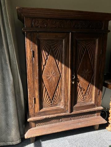 Oostenrijkse kast, 18e eeuw.  beschikbaar voor biedingen