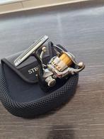 SHIMANO STELLA 1000 FB INCL STOFHOES IZGST, Watersport en Boten, Hengelsport | Roofvissen, Ophalen of Verzenden, Zo goed als nieuw