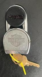 Gezocht harley hangslot zonder sleutels., Verzamelen, Sleutelhangers, Ophalen of Verzenden, Zo goed als nieuw