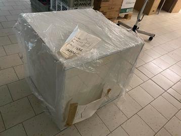 Winkeldisplay met spiegel Hudson Bay beschikbaar voor biedingen