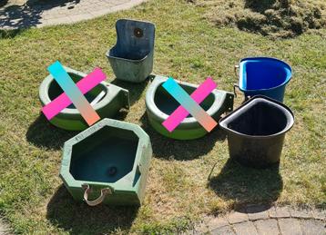 Paarden voerbakken en 1 drink- of voerbak beschikbaar voor biedingen