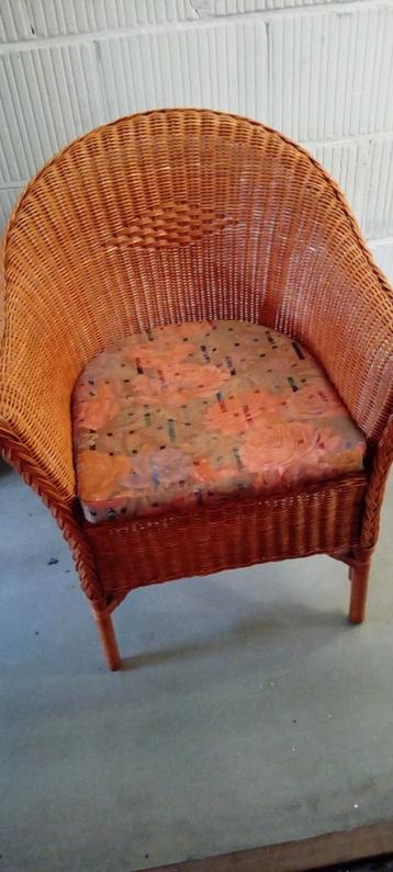 Rieten Stoel met Kussen beschikbaar voor biedingen