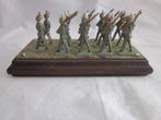 Britains? diorama van marcherende Duitse 14 tinnen soldaten., Hobby en Vrije tijd, Modelbouw | Figuren en Diorama's, Ophalen of Verzenden