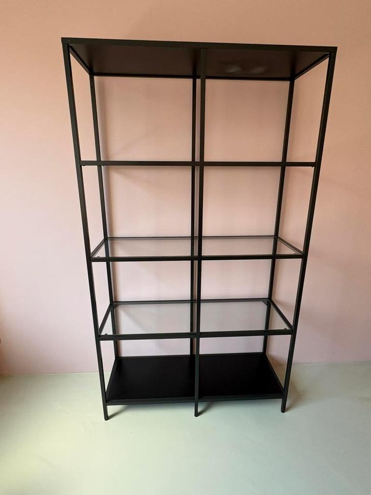 Vittsjö stellingkast Ikea zwart/bruin en glas, Huis en Inrichting, Kasten | Stellingkasten, Gebruikt, Ophalen