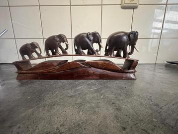 Houten beeld – Olifanten familie op brug beschikbaar voor biedingen