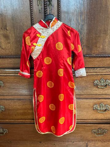 Chinees jurkje met hoed en tasje, maat 128 beschikbaar voor biedingen