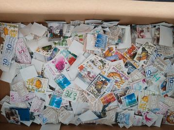 Doosje afgeweekte postzegels beschikbaar voor biedingen