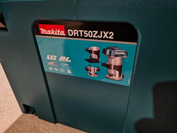 Nieuwe Makita DRT50ZJX2 Bovenfrees, Doe-het-zelf en Verbouw, Gereedschap | Freesmachines, Nieuw, Accu, Bovenfrees, Ophalen of Verzenden
