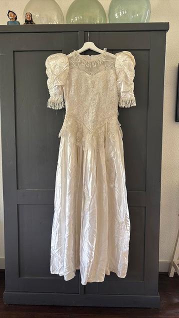 Vintage trouwjurk, strik op de rug beschikbaar voor biedingen